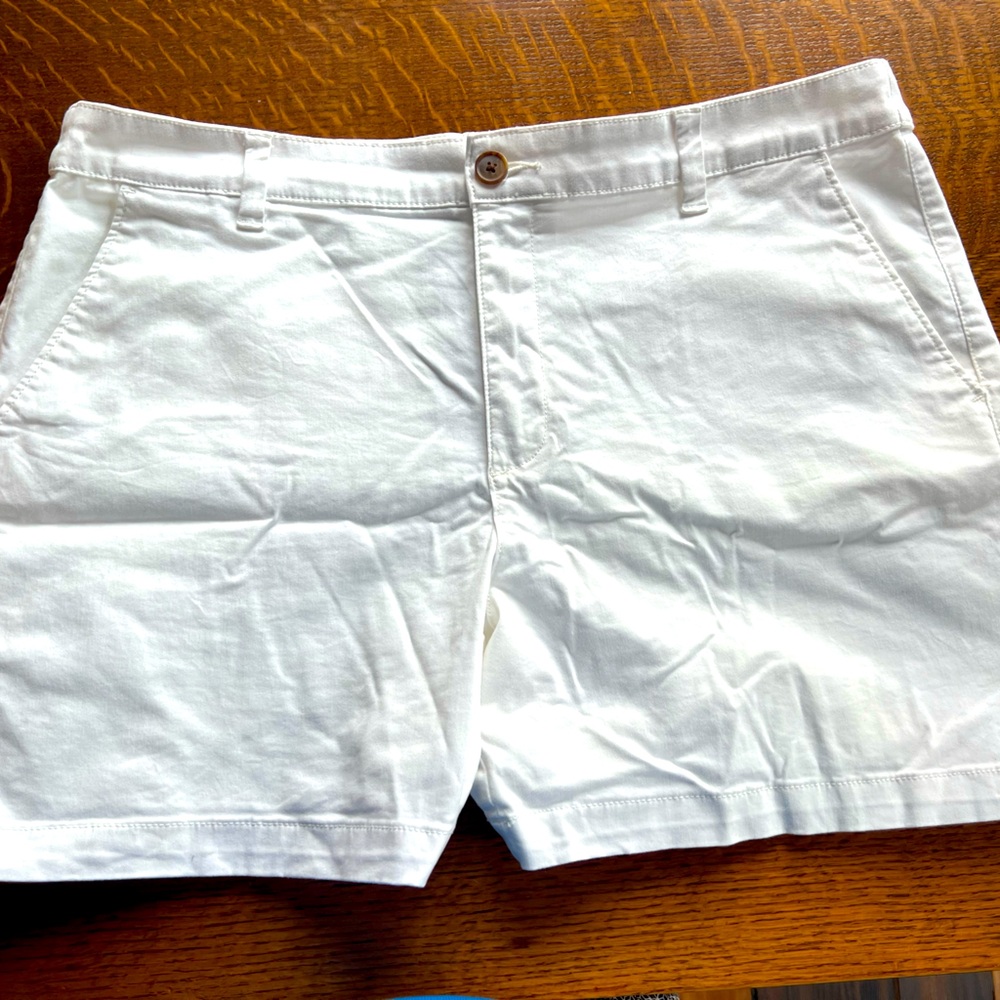 a new day White Flat Front Shorts excellent condition size 14